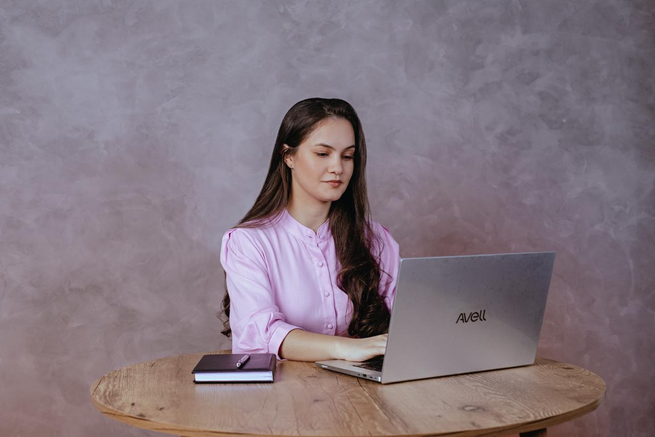 Priscila trabalhando